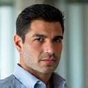 Retrato profesional de Javier Pérez, nutriólogo con semblante serio y enfocado.