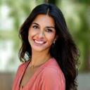 Retrato profesional de Sofía Martínez, sonriendo en un entorno vibrante y saludable.